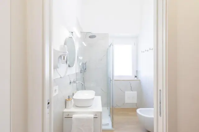 Il bagno privato con doccia