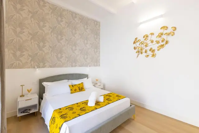 Il letto con la testiera in velluto